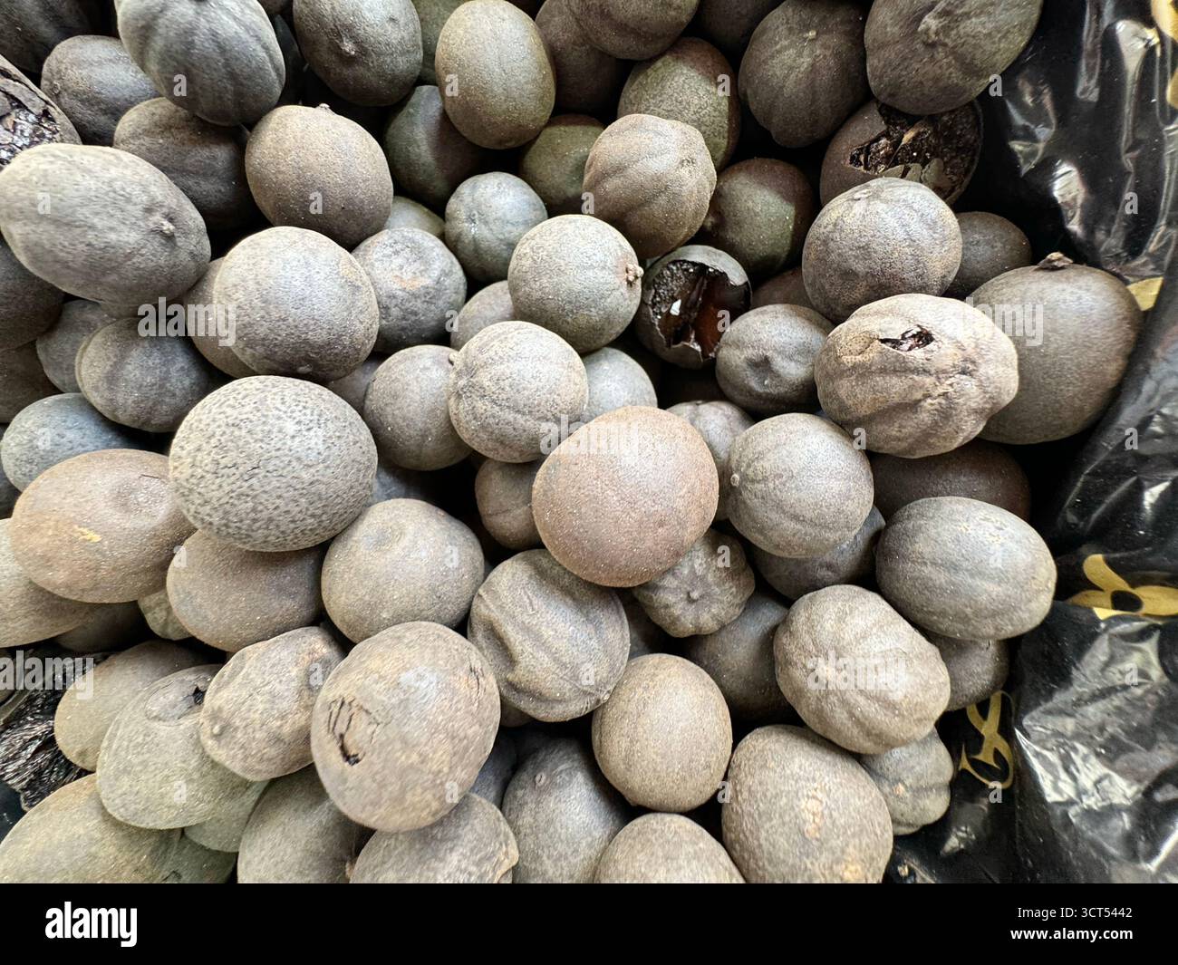 Primo piano del limone nero (Loomi) in un mercato delle spezie Foto Stock