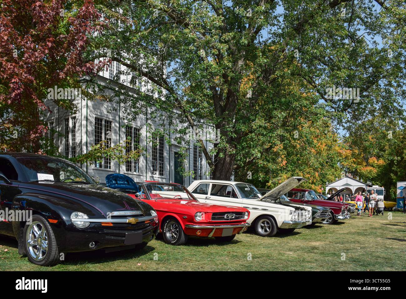 Sharon, Ontario, Canada - 21 settembre 2025: Automobili d'epoca esposte all'aperto al Classic Car Show tenutosi presso il sito storico di Sharon Temple Foto Stock