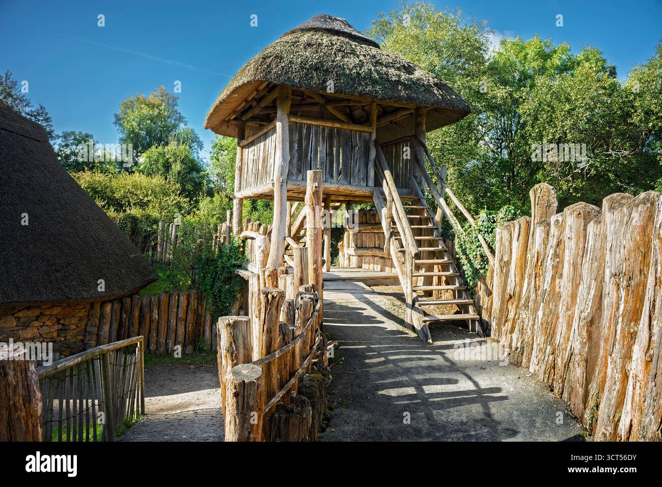 Ricostruito il primo forte medievale, una tenuta irlandese preistorica con torre di guardia in legno a due piani, recinzione difensiva e roundhouse circolare in pietra Foto Stock