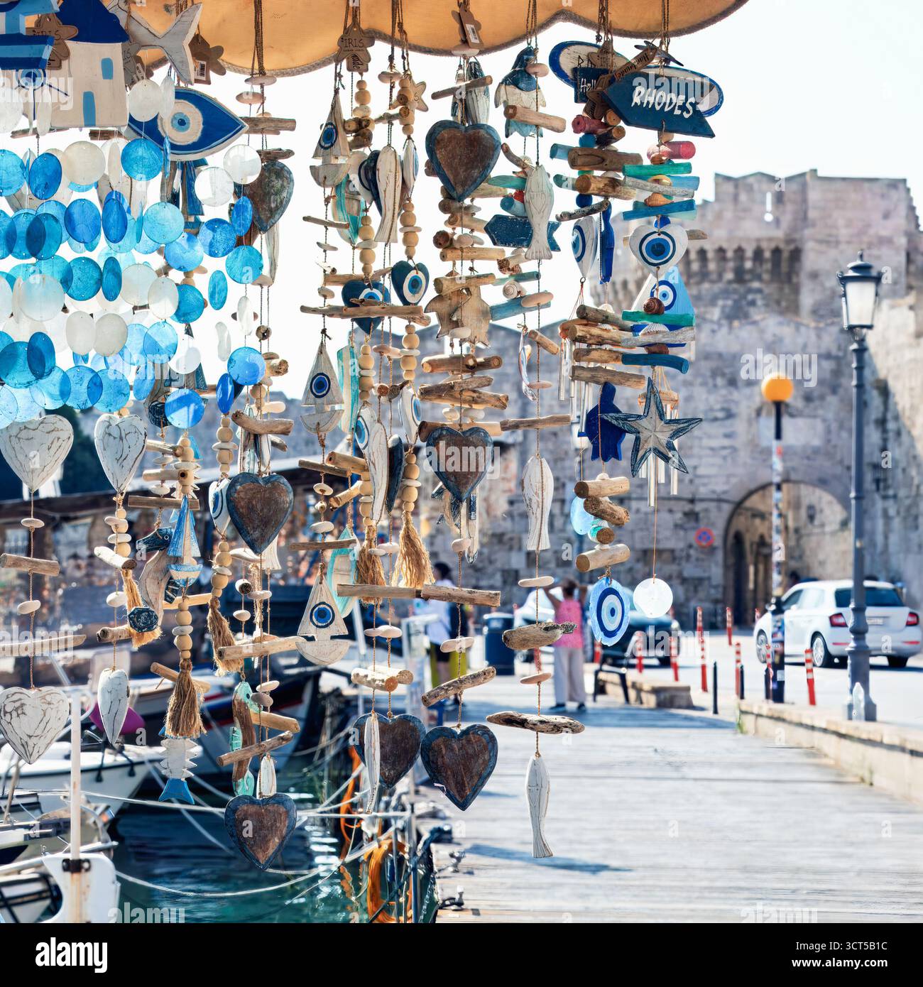 Rodi, Grecia - 16 ottobre 2024: Souvenir colorati fatti a mano appesi a Rodi, Grecia, che mostrano l'artigianato locale e i vivaci disegni Foto Stock