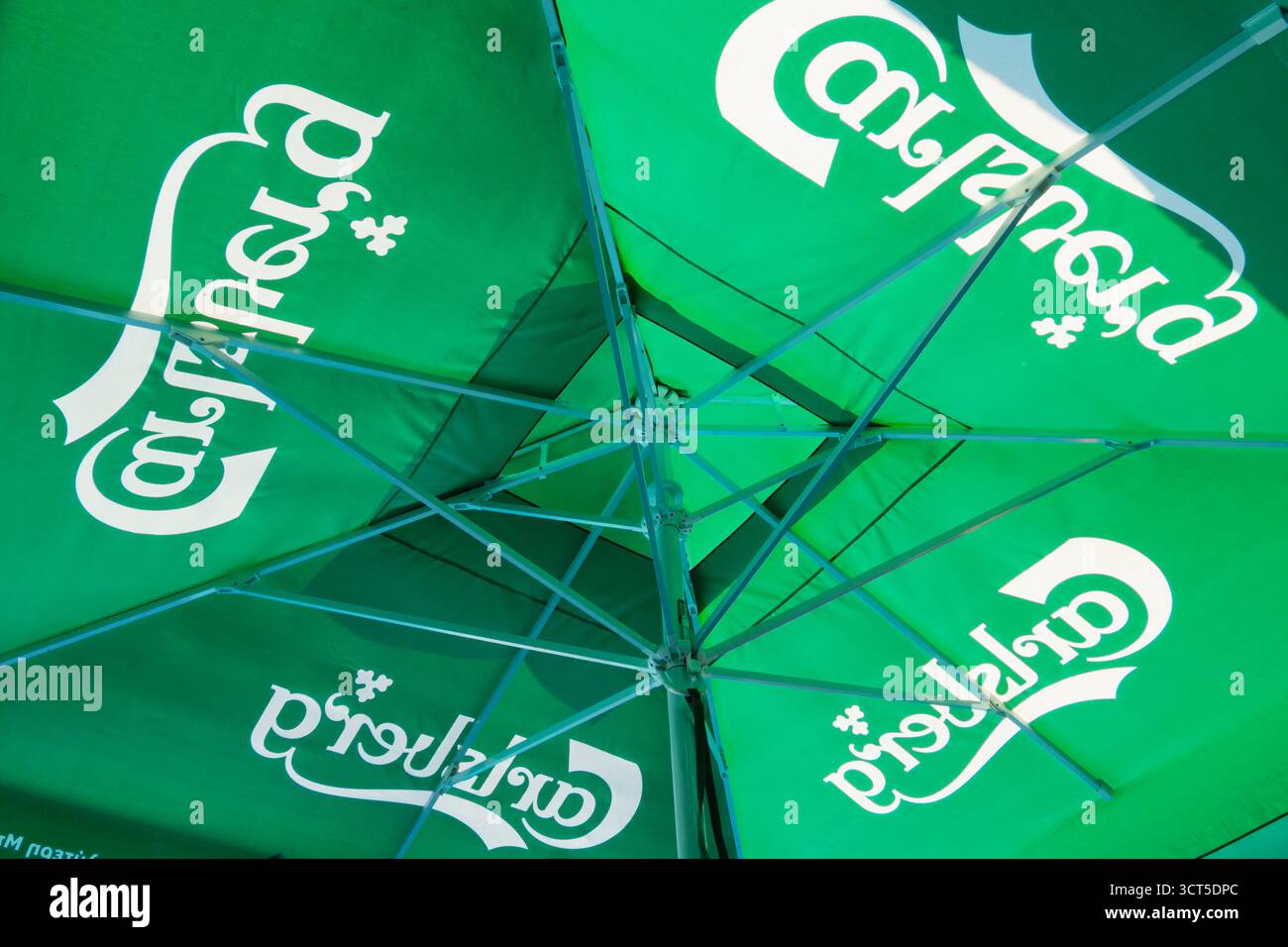 Carlsberg birra lager pubblicità ombrellone da sotto. Cipro Foto Stock