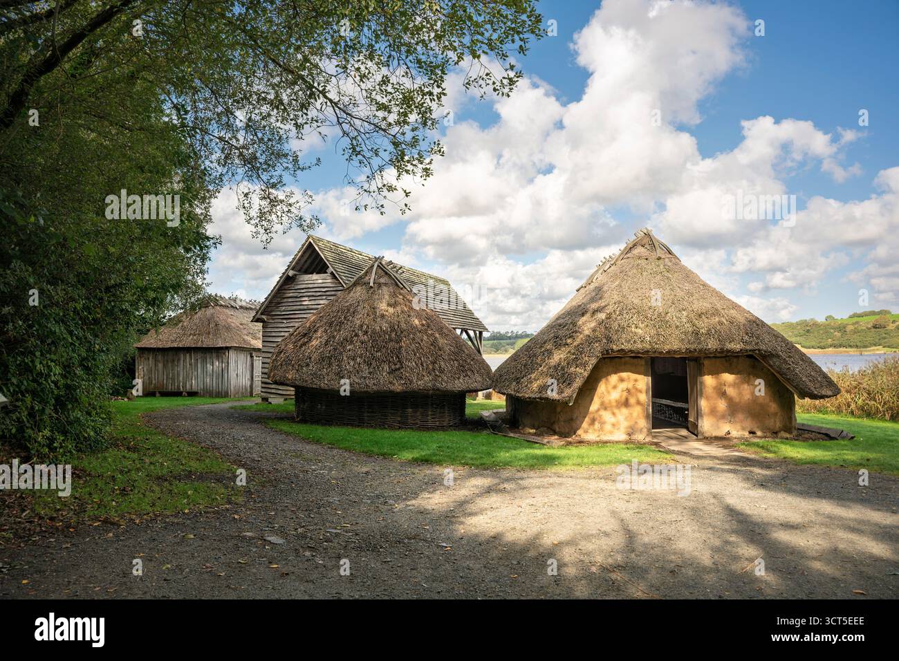 Vista a livello dell'occhio di un insediamento vichingo con case rotonde e case longhouse vicino al fiume, nel primo pomeriggio autunnale. Foto Stock