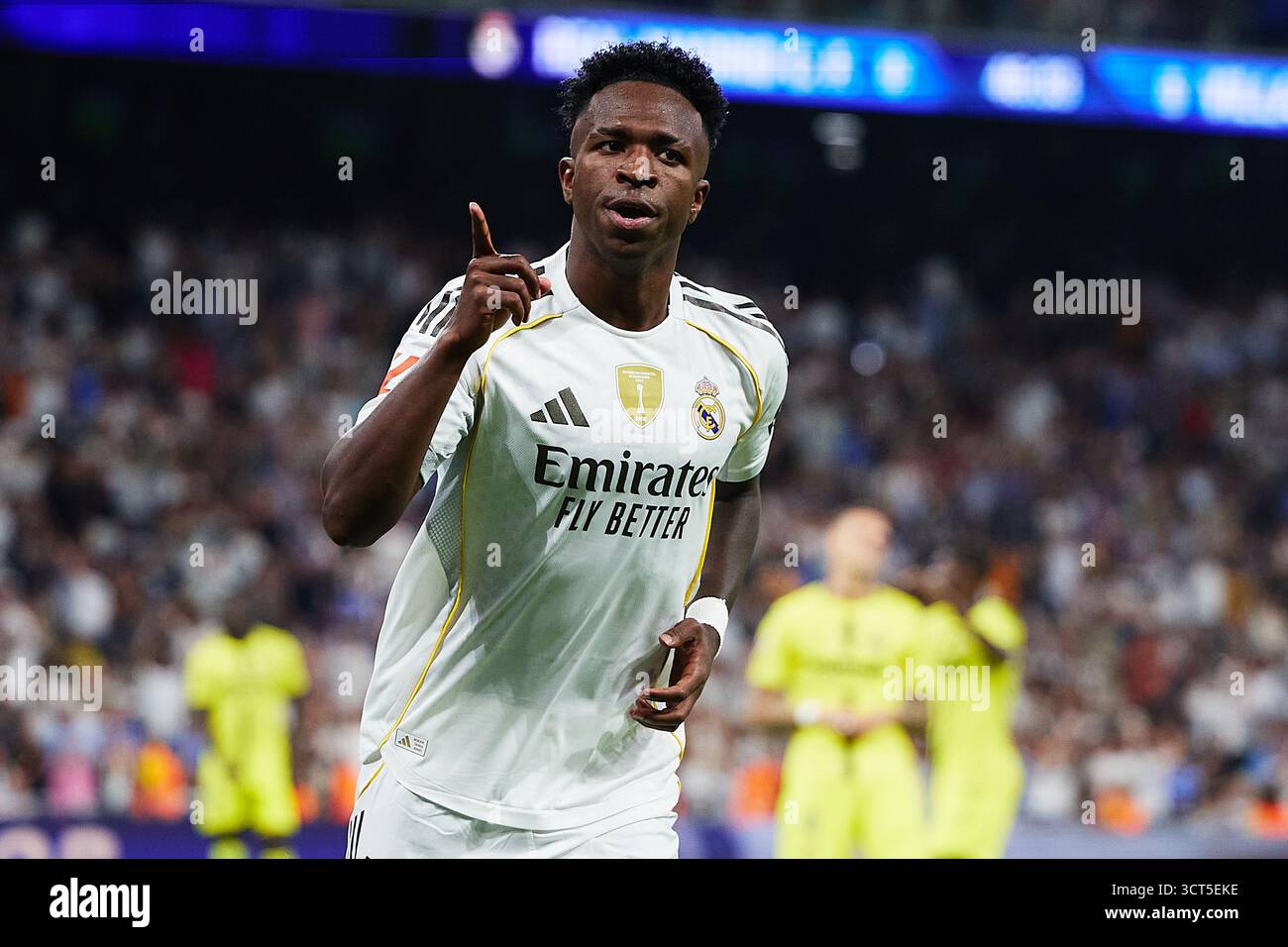 MADRID, SPAGNA - 04 OTTOBRE: Vinicius Junior del Real Madrid festeggia dopo aver segnato il primo gol della sua squadra durante la partita LaLiga EA Sports tra il Real Madrid CF e il Villarreal CF all'Estadio Santiago Bernabeu il 4 ottobre 2025 a Madrid, Spagna. (Foto di QSP) credito: QSP/Alamy Live News Foto Stock