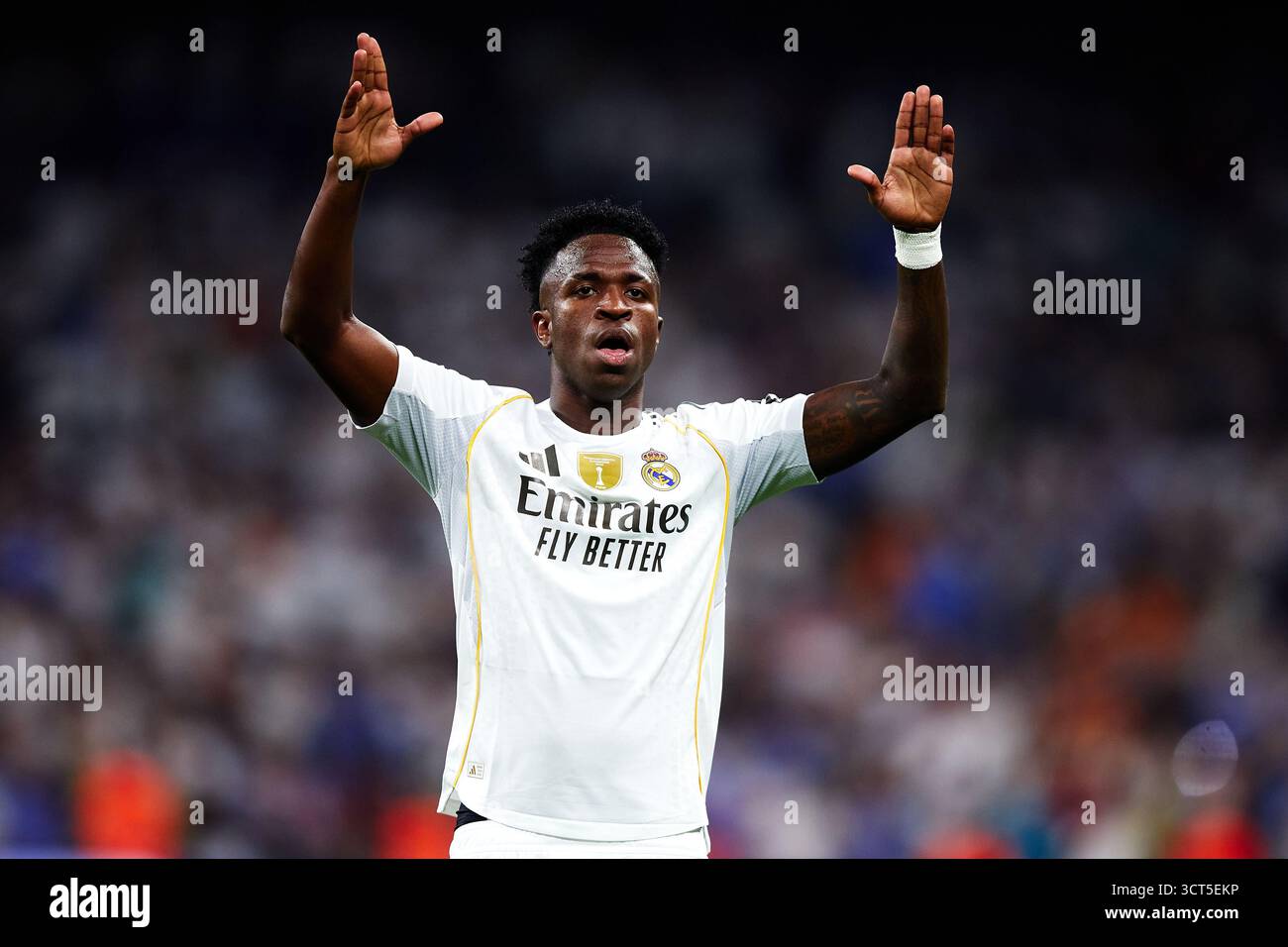 MADRID, SPAGNA - 04 OTTOBRE: Vinicius Junior del Real Madrid festeggia dopo aver segnato il primo gol della sua squadra durante la partita LaLiga EA Sports tra il Real Madrid CF e il Villarreal CF all'Estadio Santiago Bernabeu il 4 ottobre 2025 a Madrid, Spagna. (Foto di QSP) credito: QSP/Alamy Live News Foto Stock