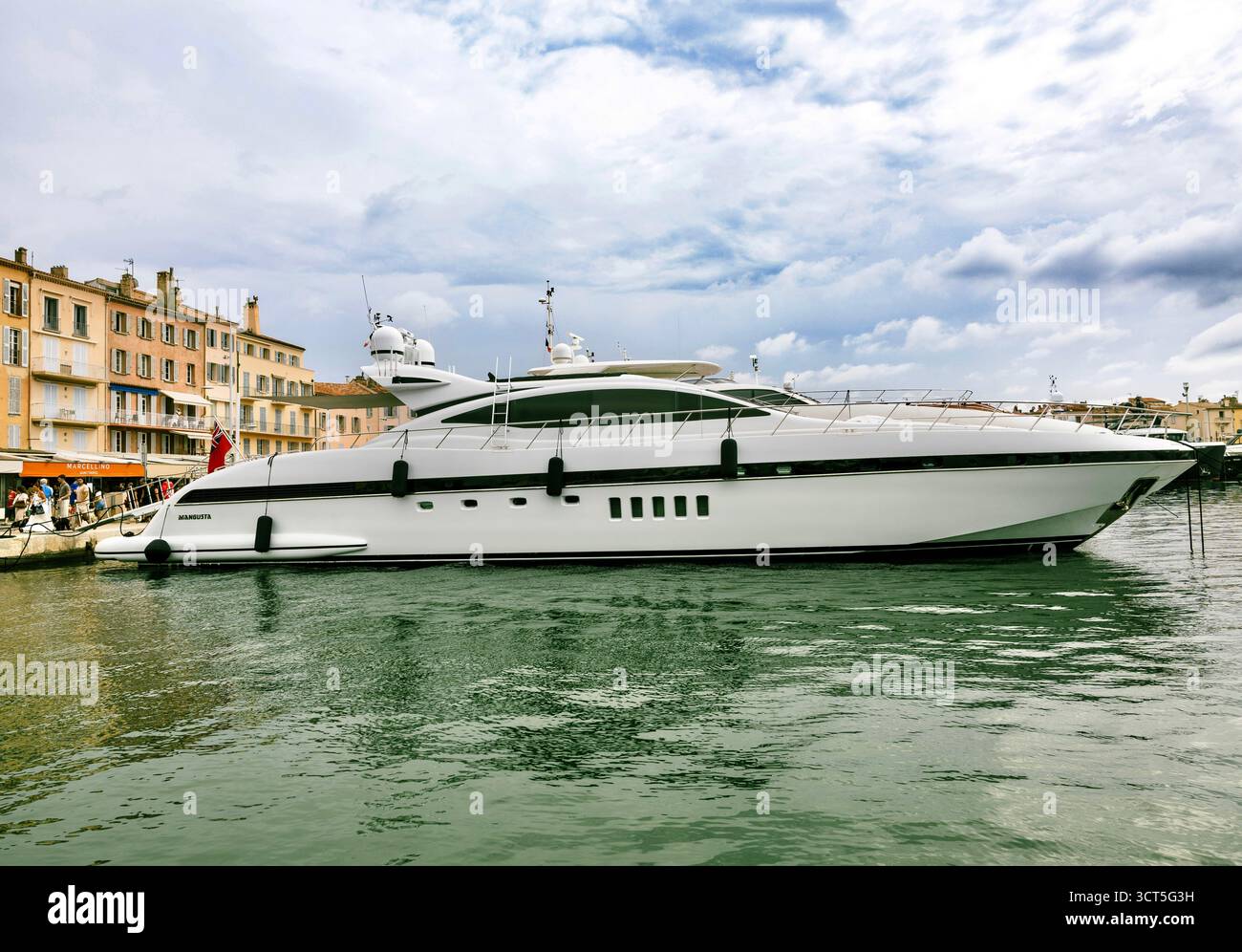 27.08.2025 FR. Grimaud. Una splendida vista di Port Grimaud, con yacht ormeggiati lungo le case colorate e un ristorante sul mare. Foto Stock