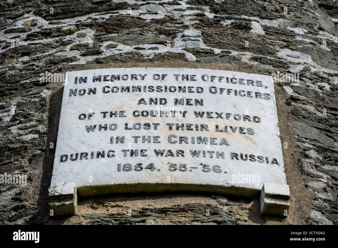 Targa commemorativa in marmo bianco della Guerra di Crimea sul muro della torre di pietra a Round Tower Ferrycarrig, contea di Wexford, Irlanda Foto Stock