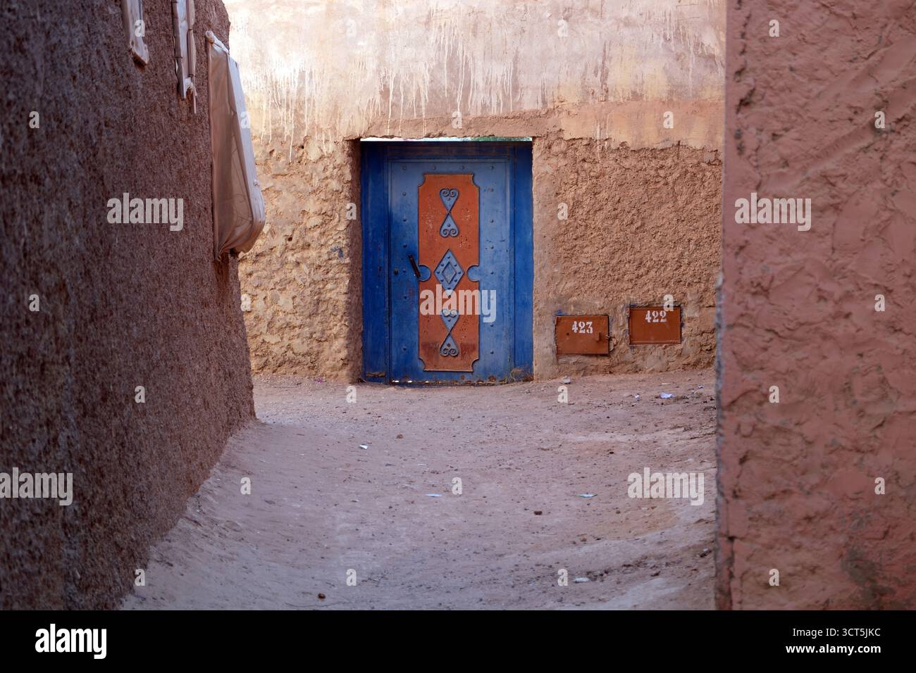 Strada e case nel villaggio rurale marocchino, Sous Valley, Marocco Nord Africa Foto Stock