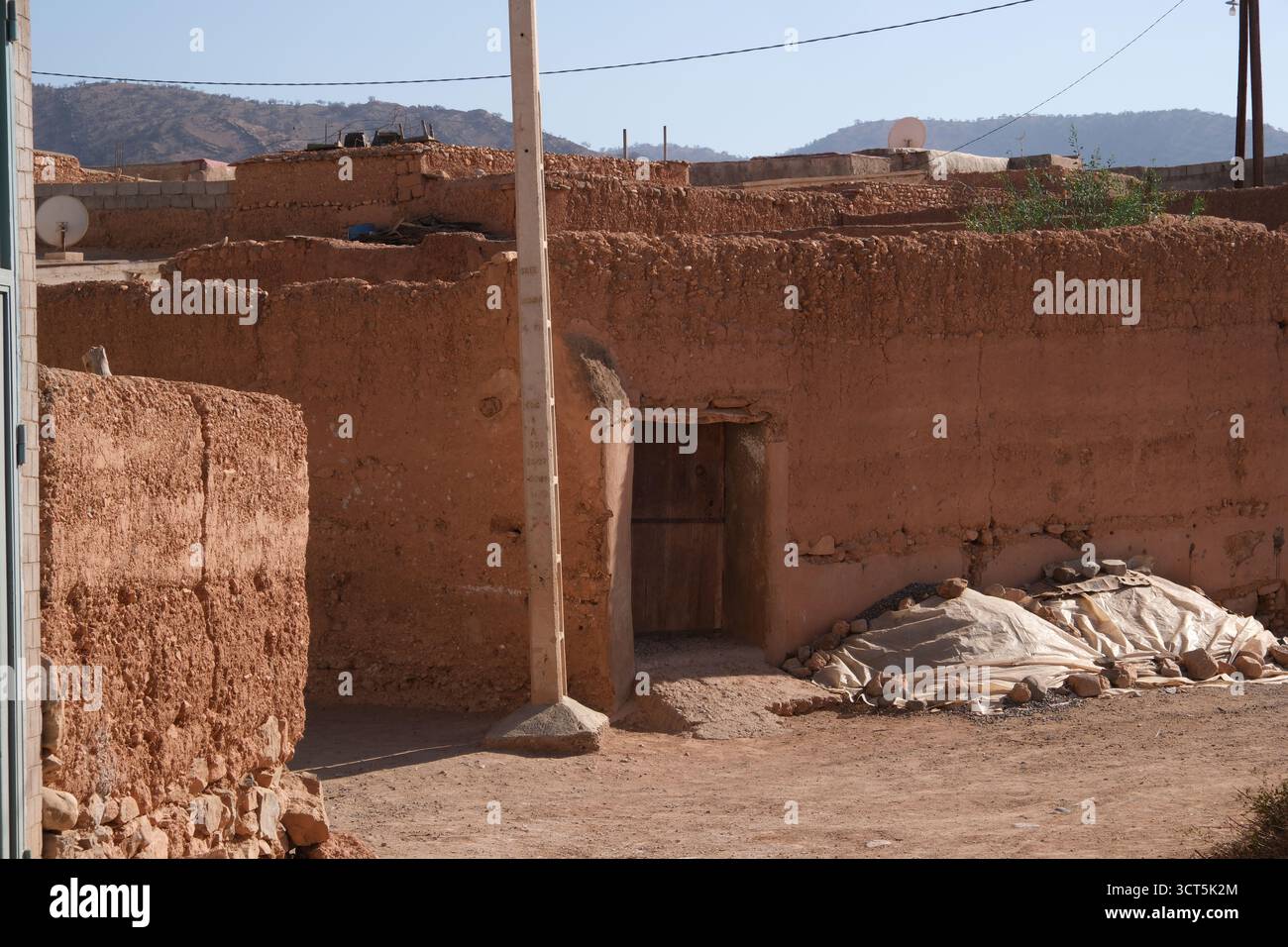 Strada e case nel villaggio rurale marocchino, Sous Valley, Marocco Nord Africa Foto Stock