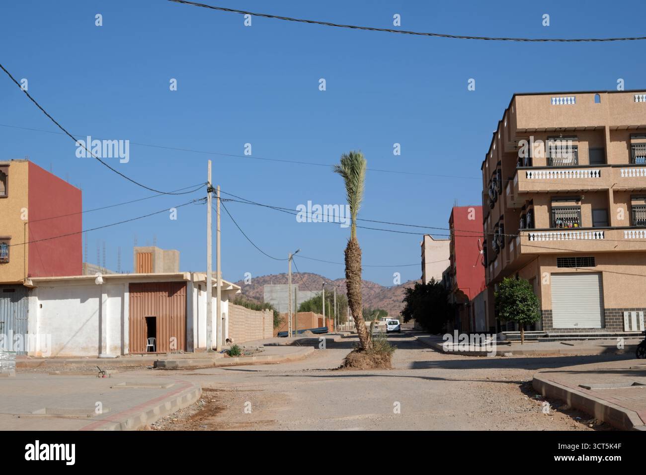 Strada e case nel villaggio rurale marocchino, Sous Valley, Marocco Nord Africa Foto Stock
