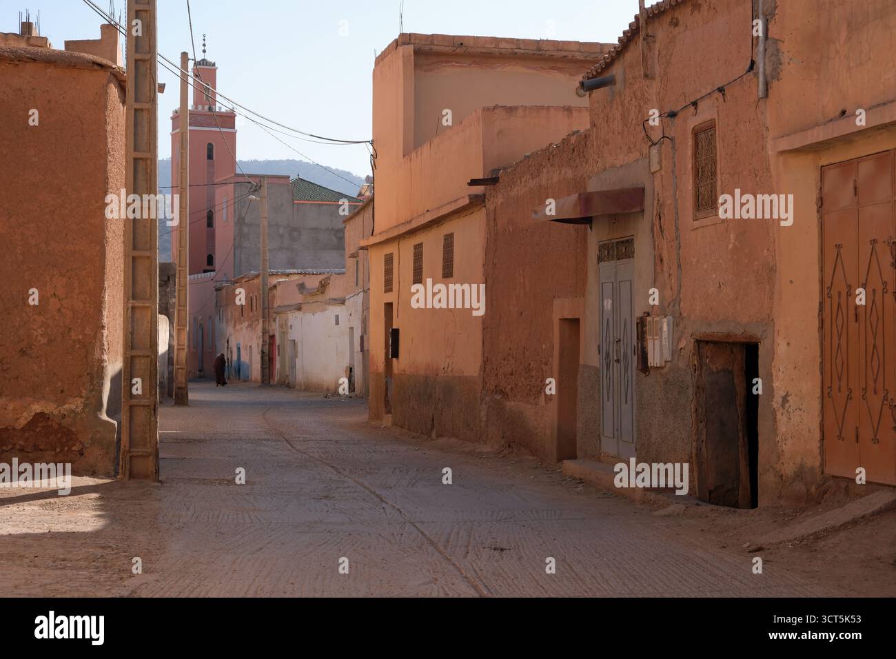 Strada e case nel villaggio rurale marocchino, Sous Valley, Marocco Nord Africa Foto Stock