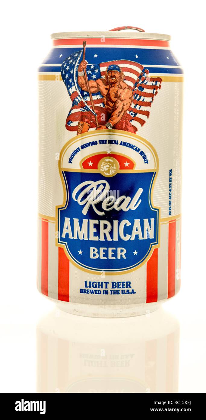 Winneconne, WI - 27 settembre 2025: Una lattina di vera birra leggera americana su uno sfondo isolato. Foto Stock