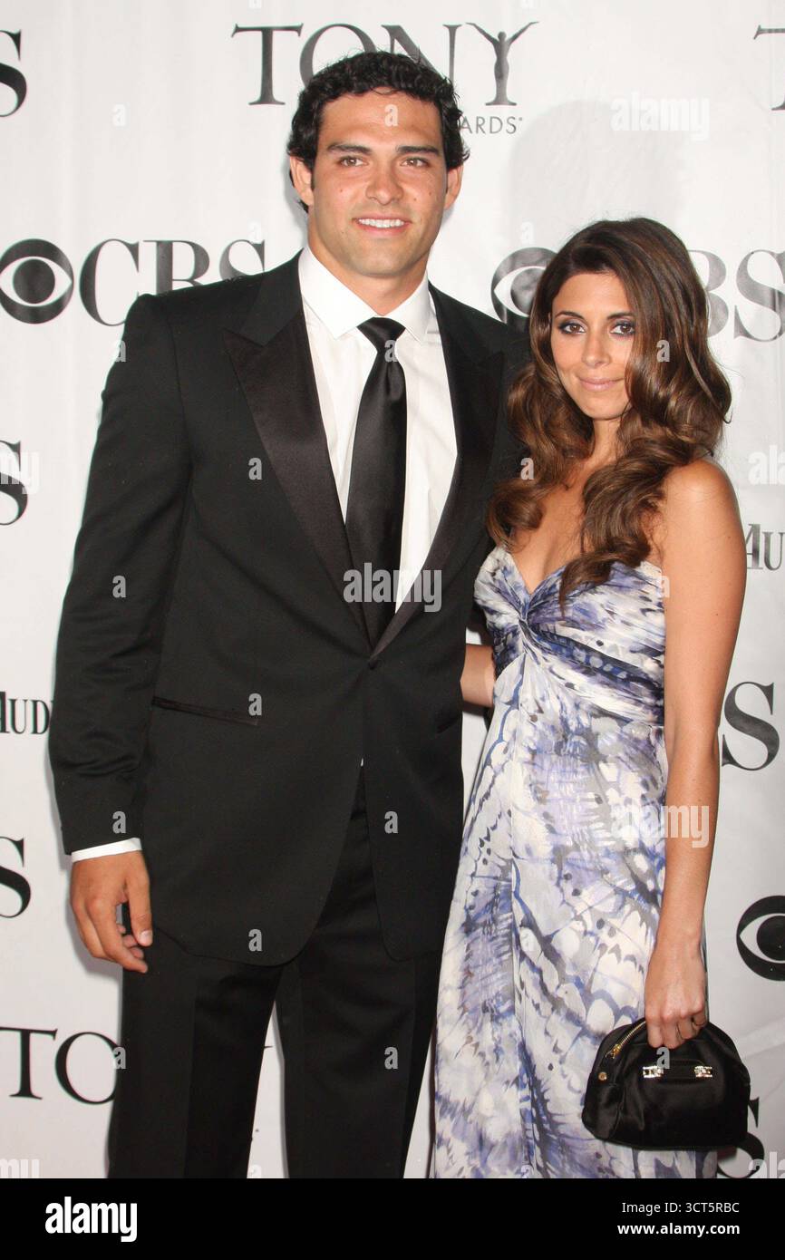 Mark Sanchez e Jamie-Lynn Sigler partecipano al 64° Tony Award annuale dell'American Theatre Wing al radio City Music Hall di New York City il 13 giugno 2010. Foto di Henry McGee/MediaPunch Foto Stock