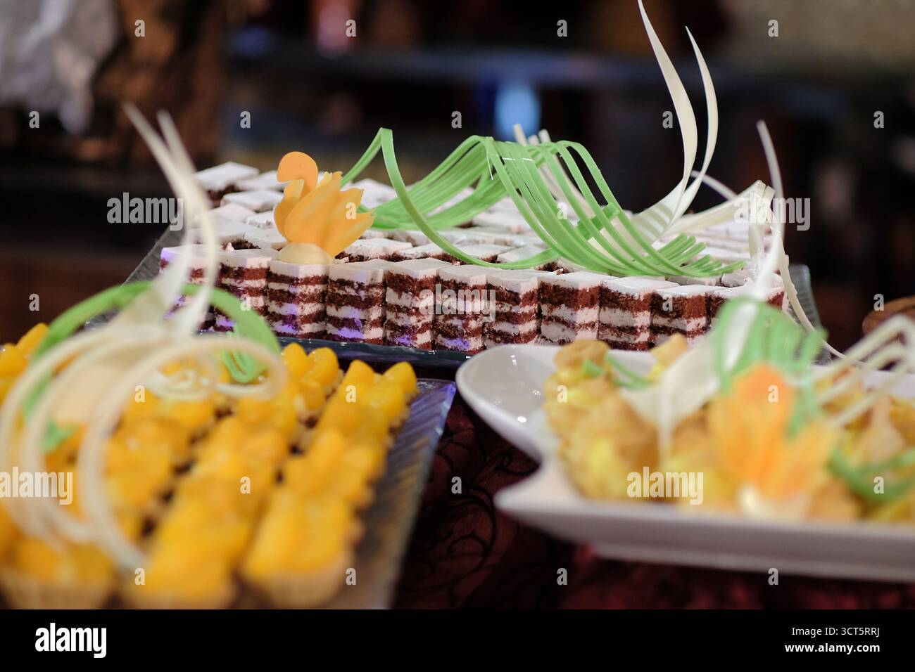 Le torte con crema dolce e ad alto contenuto calorico sono servite come spuntini. Foto Stock