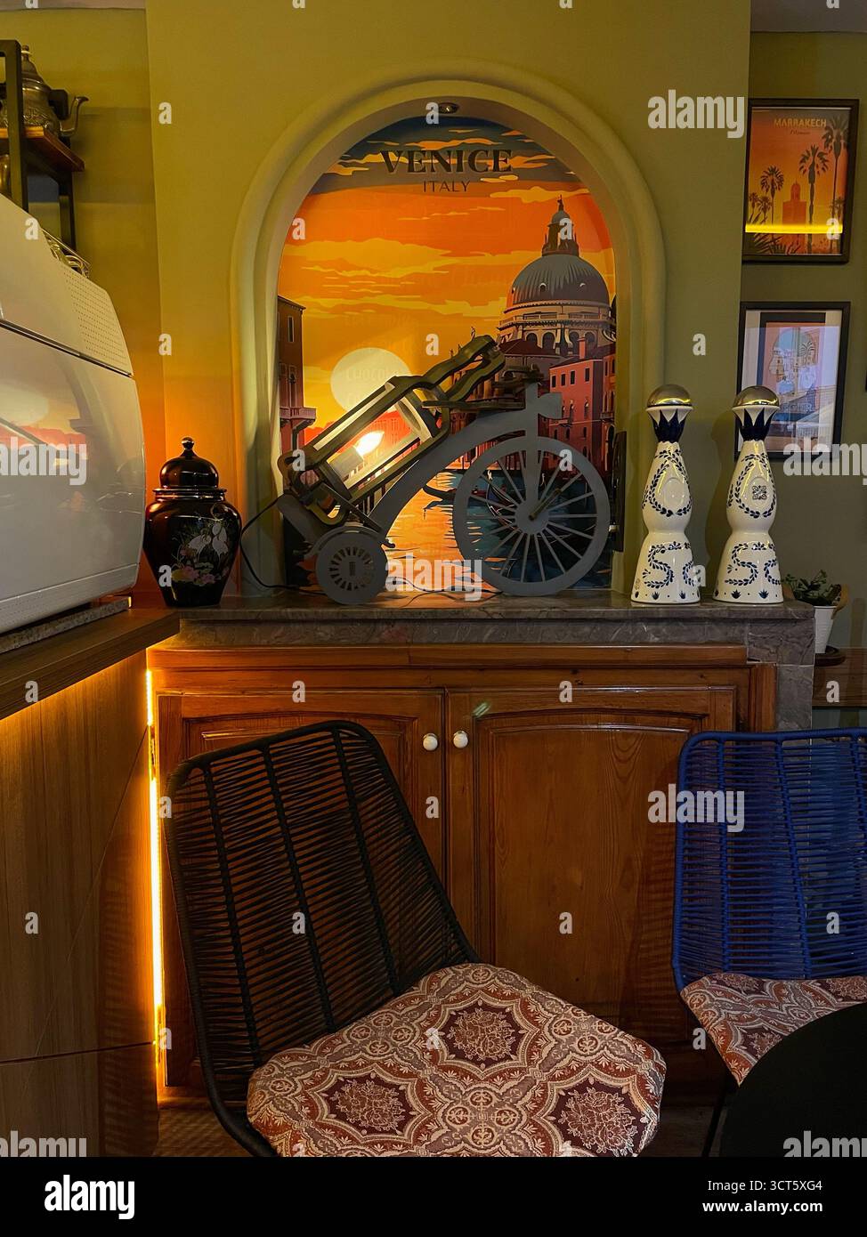Interno del caffè a tema vintage a Tangeri con un murale di Venezia e statuette decorative. Catturato il 3 ottobre 2025. Foto Stock