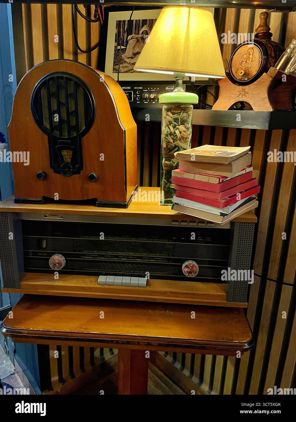 Interno del caffè a tema vintage a Tangeri con un murale di Venezia e statuette decorative. Catturato il 3 ottobre 2025. Foto Stock