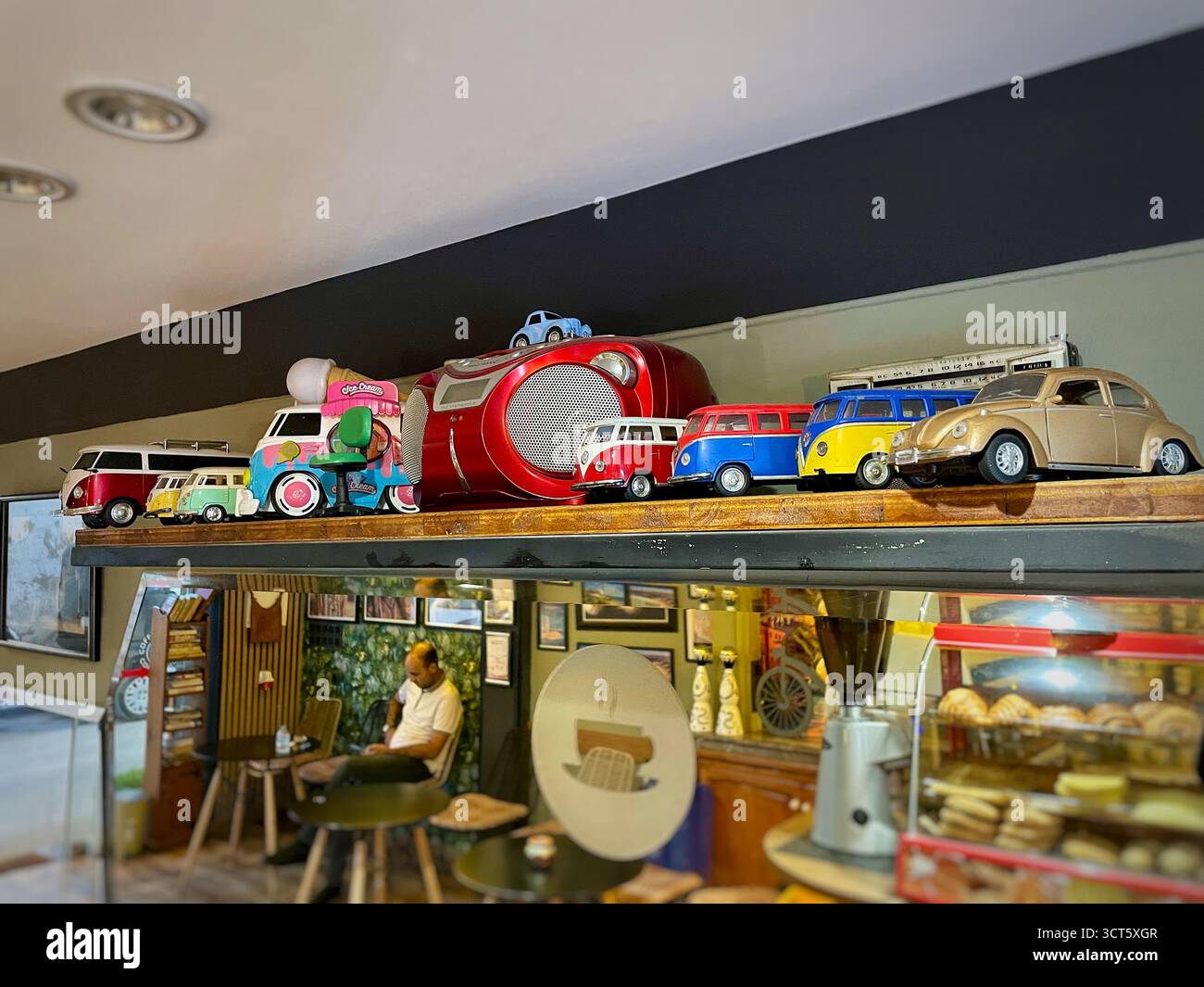 Interno del caffè a tema vintage a Tangeri con un murale di Venezia e statuette decorative. Catturato il 3 ottobre 2025. Foto Stock