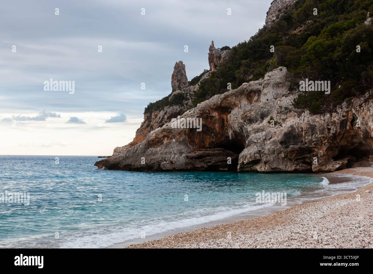 Cala Sisine Beach, Sardegna, Italia. Regione del Golfo di Orosei. Mare di smeraldo e scogliere. Paesaggio sardo. Foto Stock