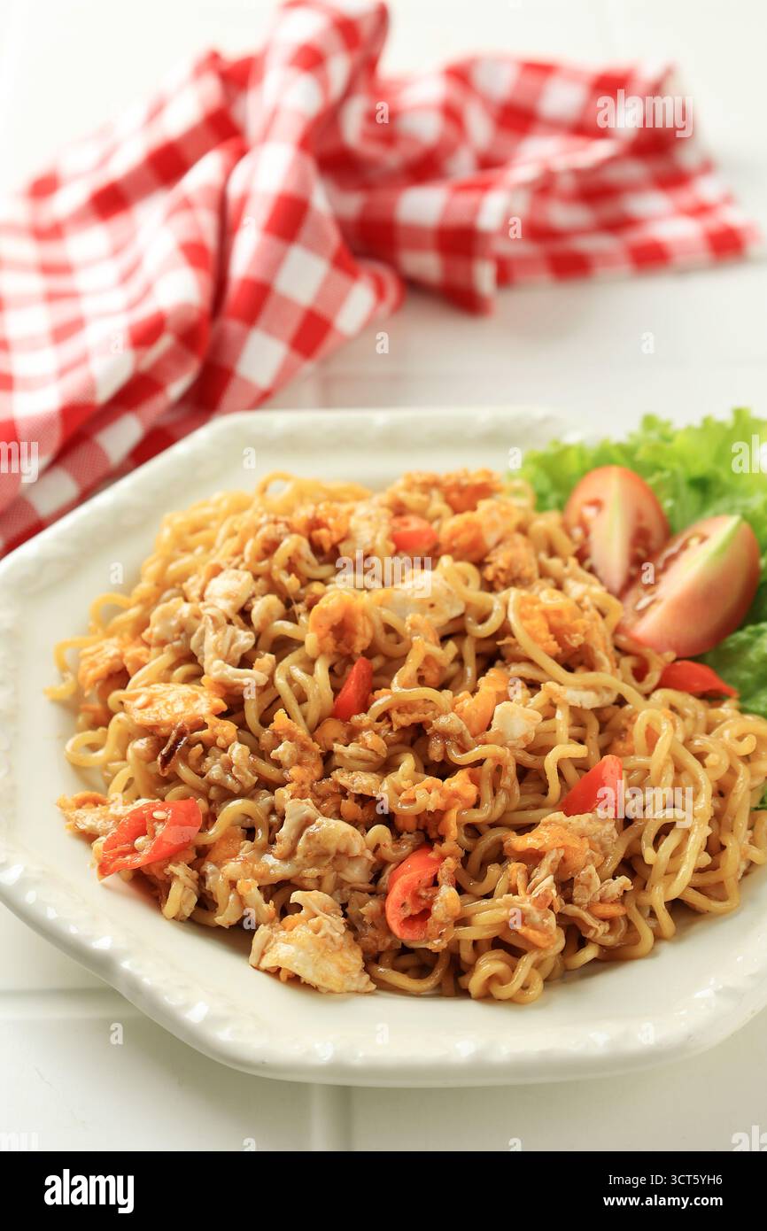Spaghetti fritti piccanti Indomie Goreng Pedas con peperoncino, immagine verticale Foto Stock