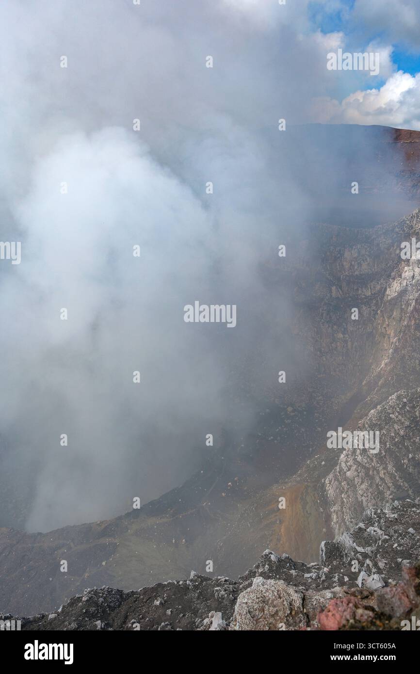 Masaya, Nicaragua - 3 ottobre 2025: Veduta del cratere Santiago, uno dei cinque crateri del vulcano Masaya in Nicaragua. Foto Stock