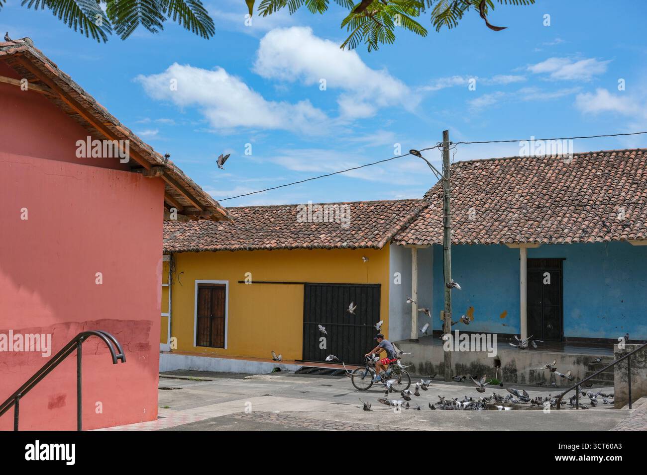 Granada, Nicaragua - 4 ottobre 2025: Veduta di una strada nel centro storico di Granada, Nicaragua. Foto Stock