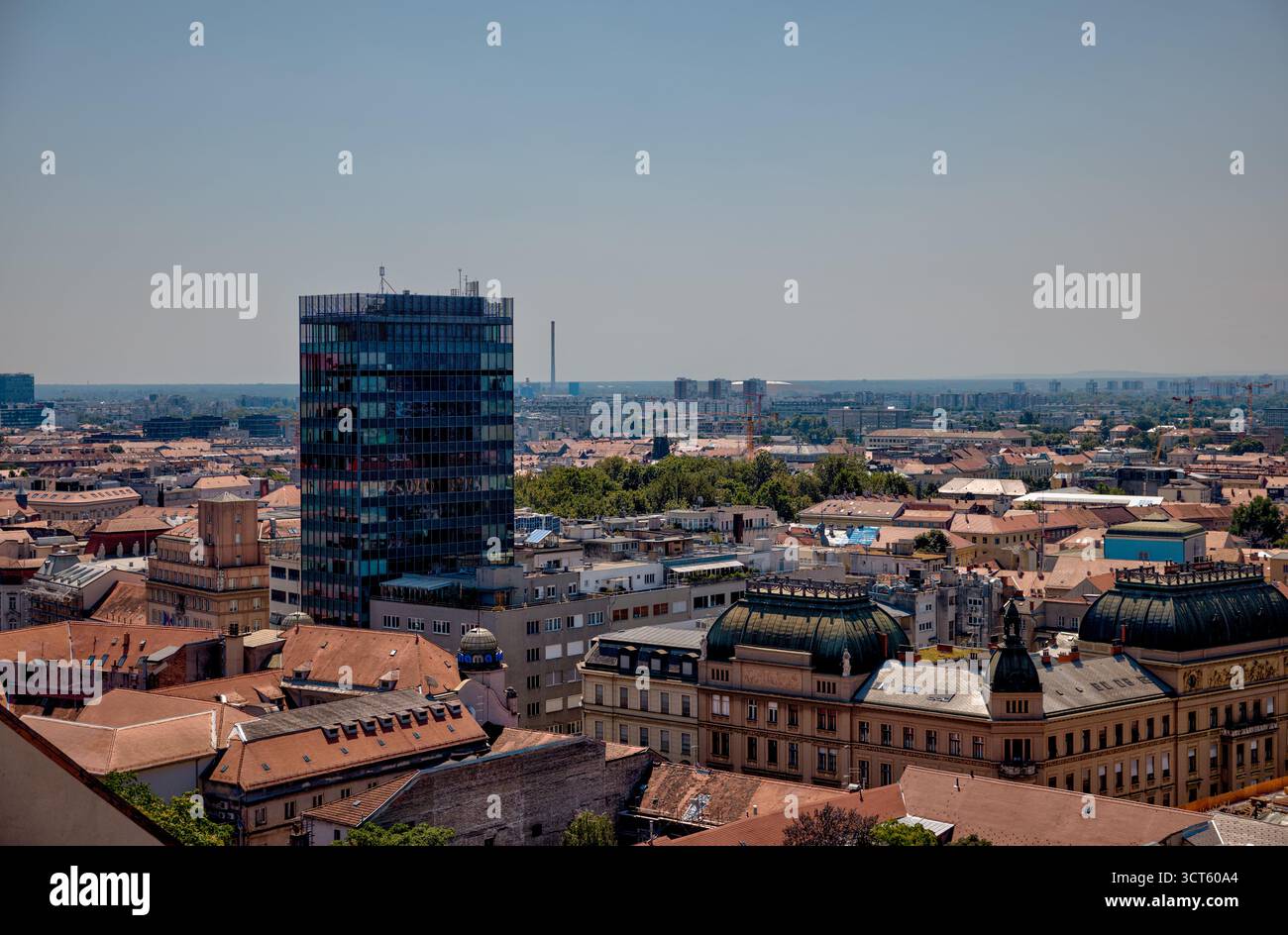 Scene da Zagabria, Croazia: Un vivace mix di architettura storica, vivaci piazze, caffetterie all'aperto e monumenti culturali in tutta la città. Foto Stock