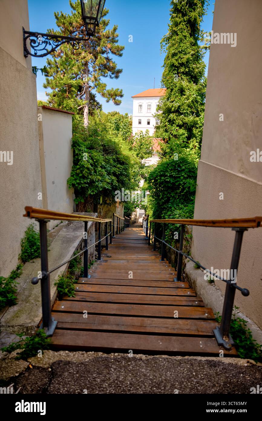 Scene da Zagabria, Croazia: Un vivace mix di architettura storica, vivaci piazze, caffetterie all'aperto e monumenti culturali in tutta la città. Foto Stock