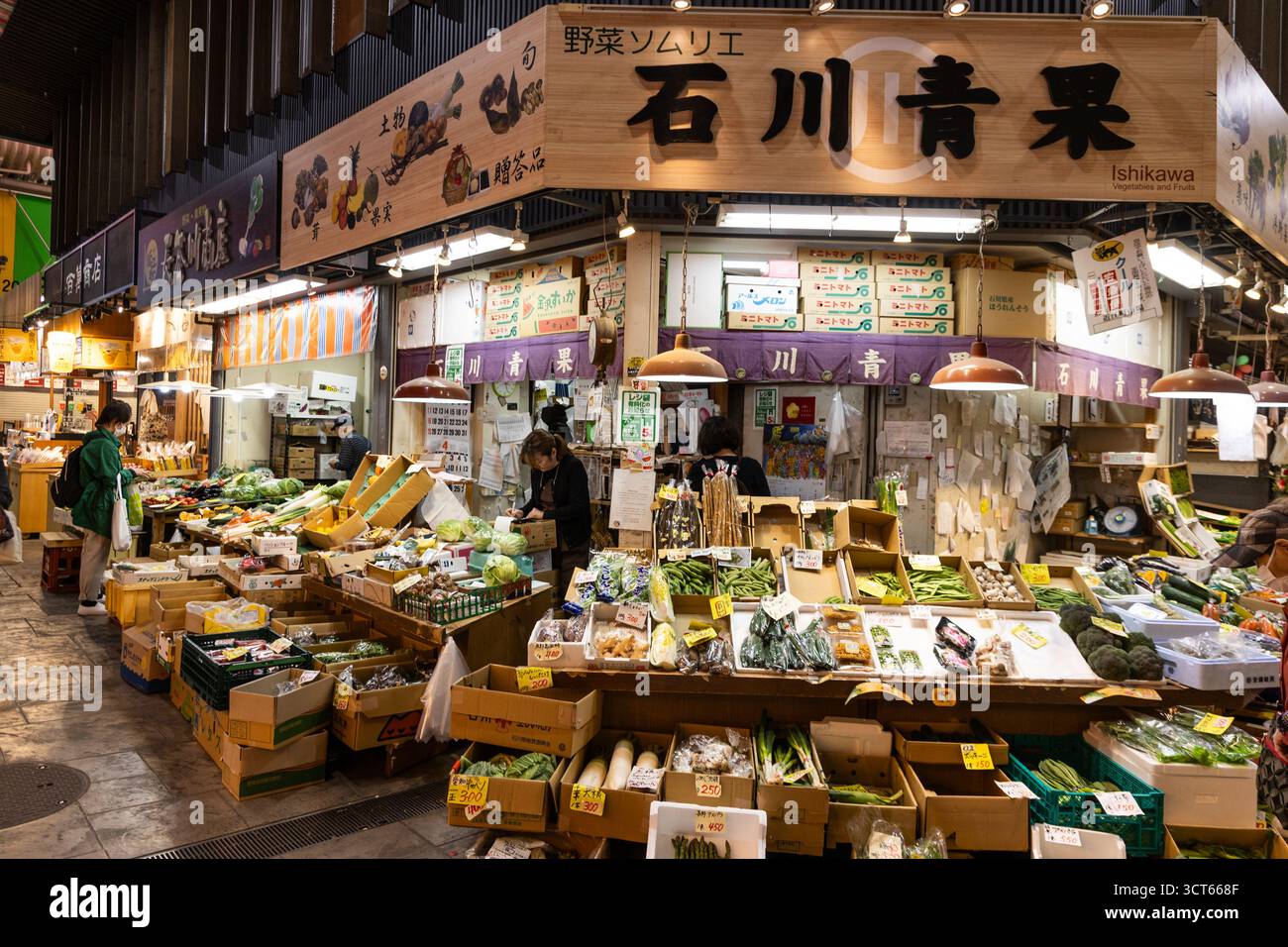Il mercato di Omicho è una delle attrazioni popolari di Kanazawa, in Giappone, con bancarelle che vendono prodotti freschi e pesce. Foto Stock