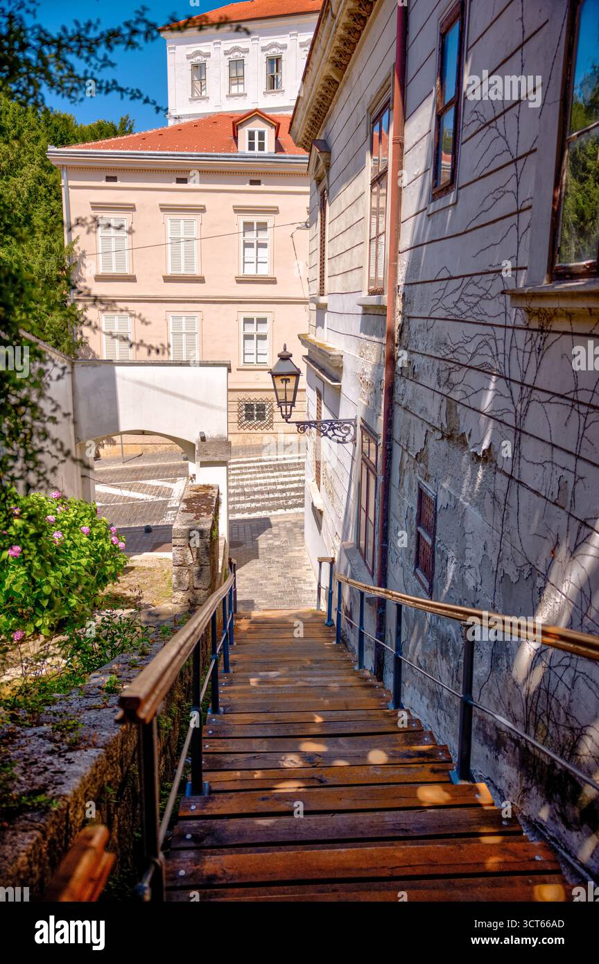 Scene da Zagabria, Croazia: Un vivace mix di architettura storica, vivaci piazze, caffetterie all'aperto e monumenti culturali in tutta la città. Foto Stock