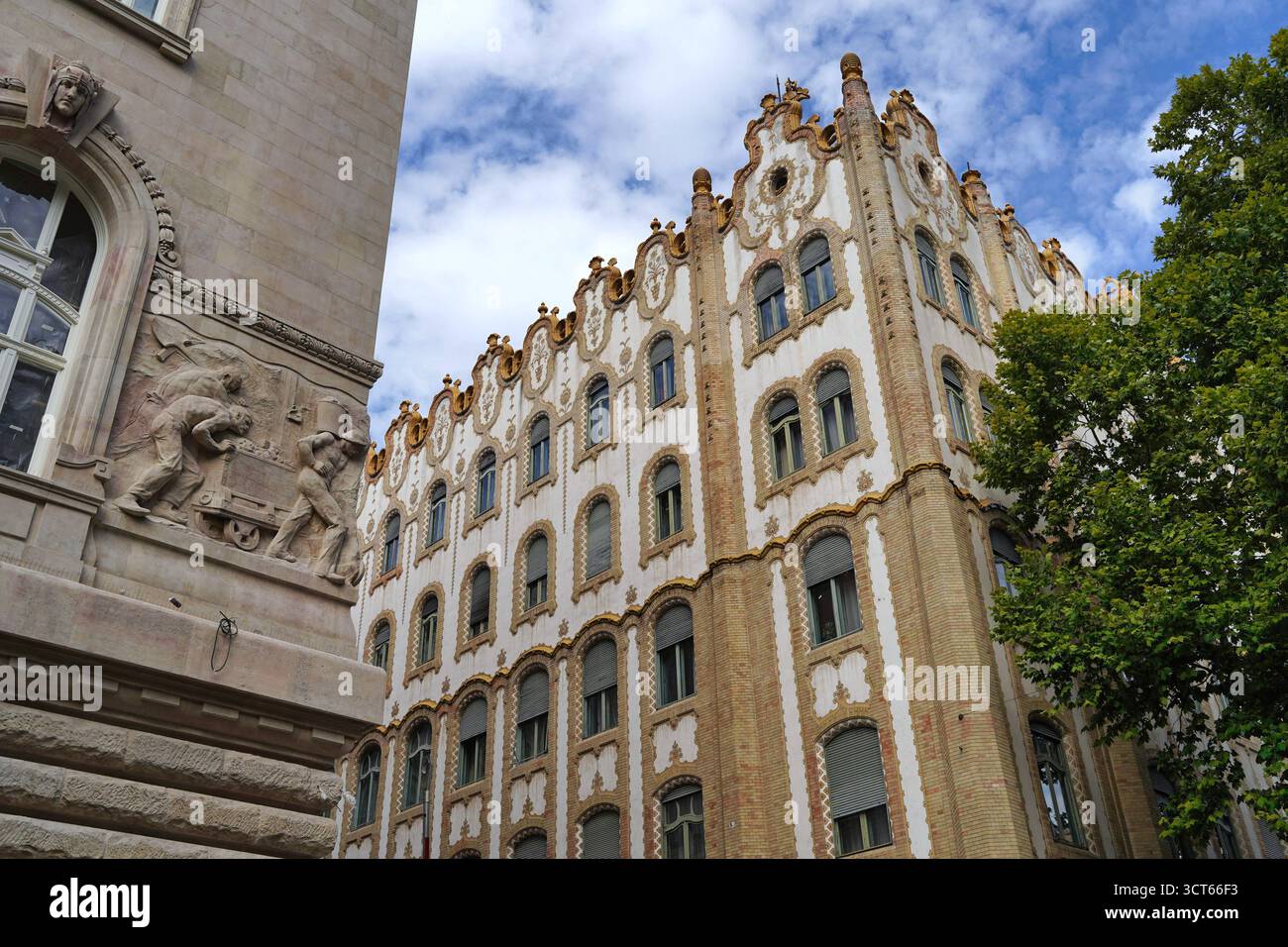 Edifici governativi ornati a Budapest, con il Tesoro sul lato destro Foto Stock