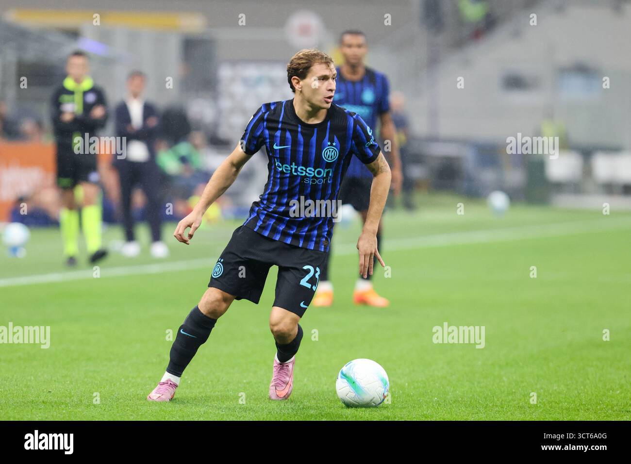 Milano, Italia. 4 ottobre 2025. Nicolò Barella dell'Inter milanese durante la partita di calcio di serie A tra Inter e Cremonese allo stadio Giuseppe Meazza di Milano, 4 ottobre 2025 Sport - calcio. (Foto di Antonio Saia) credito: Christian Santi/Alamy Live News Foto Stock