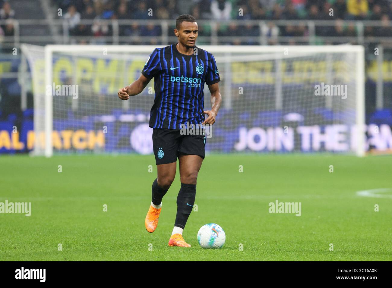 Milano, Italia. 4 ottobre 2025. Manuel Akanji di Milano'sinter durante la partita di calcio di serie A tra Inter e Cremonese allo stadio Giuseppe Meazza di Milano, 4 ottobre 2025 Sport - calcio. (Foto di Antonio Saia) credito: Christian Santi/Alamy Live News Foto Stock
