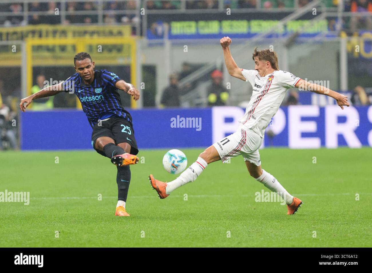 Milano, Italia. 4 ottobre 2025. Manuel Akanji dell'Inter milanese durante la partita di calcio di serie A tra Inter e Cremonese allo stadio Giuseppe Meazza di Milano 4 ottobre 2025 Sport - calcio. (Foto di Antonio Saia) credito: Christian Santi/Alamy Live News Foto Stock
