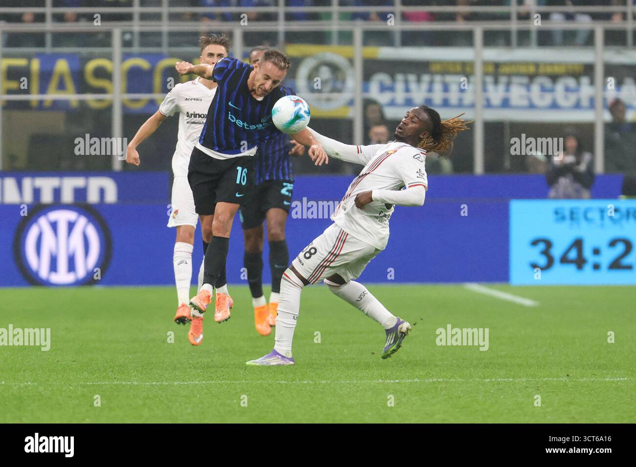 Milano, Italia. 4 ottobre 2025. Davide Frattesi dell'Inter milanese durante la partita di calcio di serie A tra Inter e Cremonese allo stadio Giuseppe Meazza di Milano, 4 ottobre 2025 Sport - calcio. (Foto di Antonio Saia) credito: Christian Santi/Alamy Live News Foto Stock