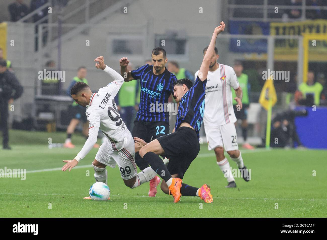 Milano, Italia. 4 ottobre 2025. Alessandro bastoni, milanese, nel corso della partita di serie A tra Inter e Cremonese allo stadio Giuseppe Meazza di Milano, 4 ottobre 2025 Sport - calcio. (Foto di Antonio Saia) credito: Christian Santi/Alamy Live News Foto Stock