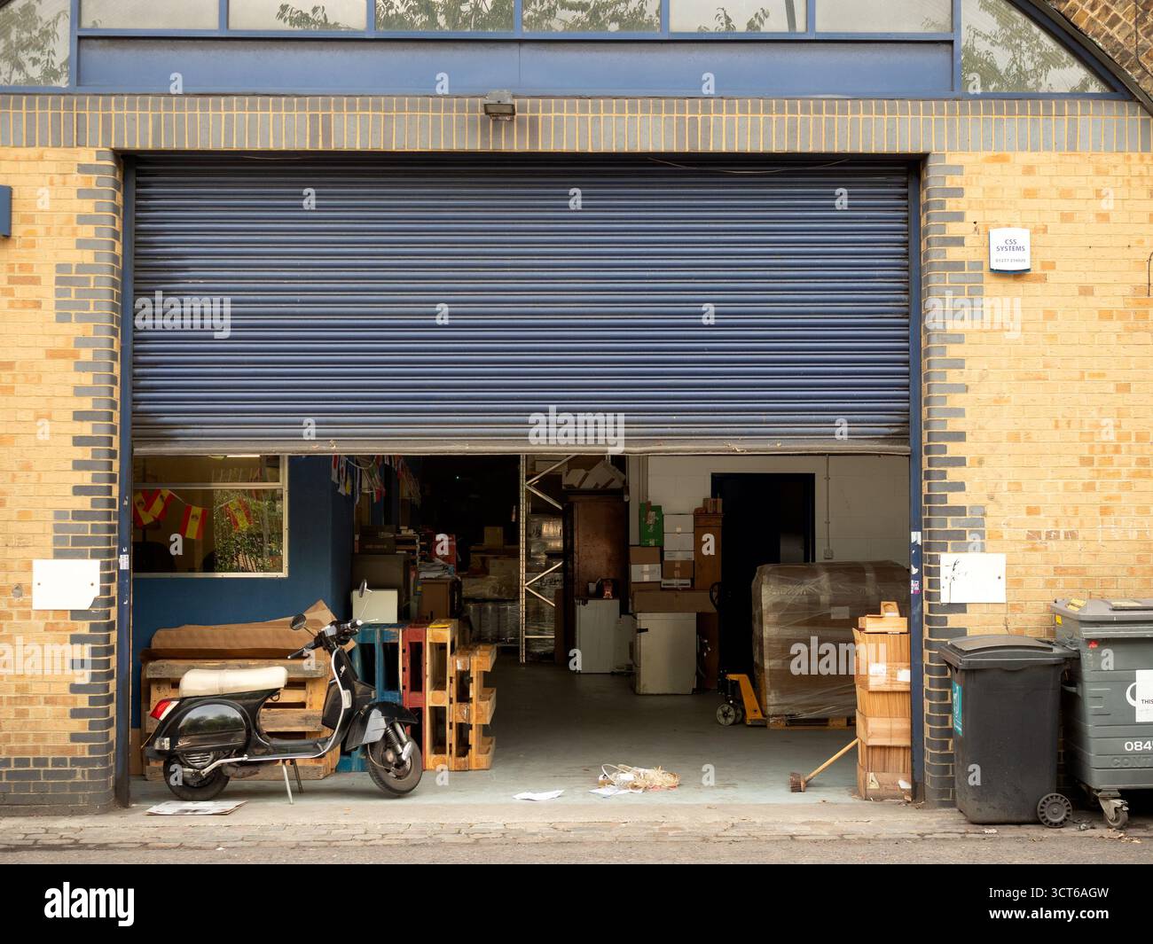 LONDRA, Regno Unito - 17 AGOSTO 2018: Vista della piccola fabbrica chiusa a Southwark con porta a rulli Foto Stock