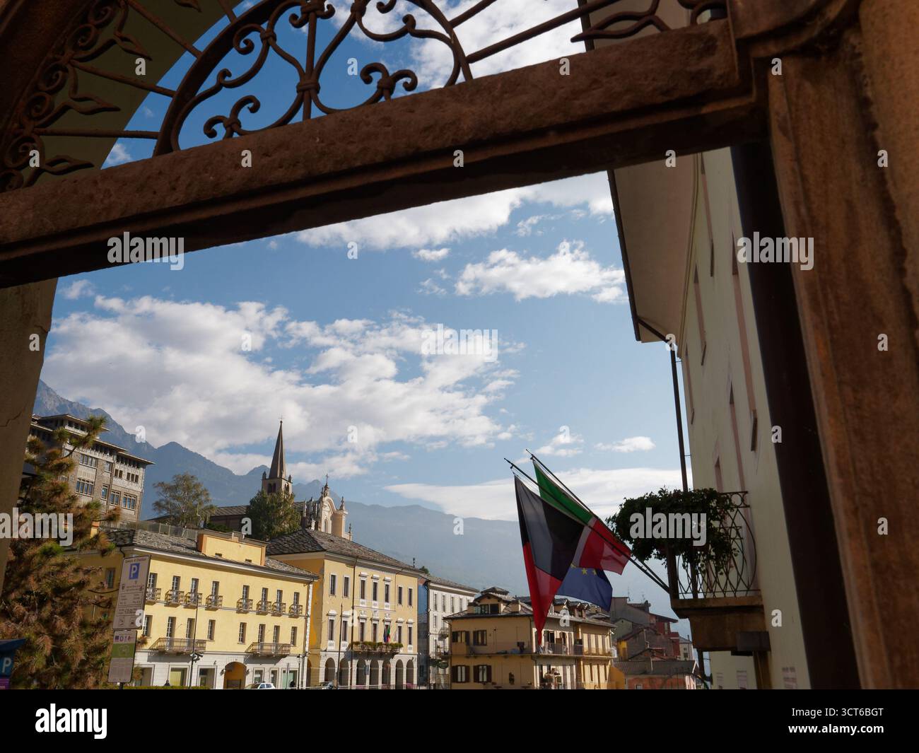 La città di Chatillon con le alpi alle spalle incorniciata da un'elegante porta d'ingresso. Regione Valle d'Aosta, NW Italia. 4 ottobre 2025 Foto Stock