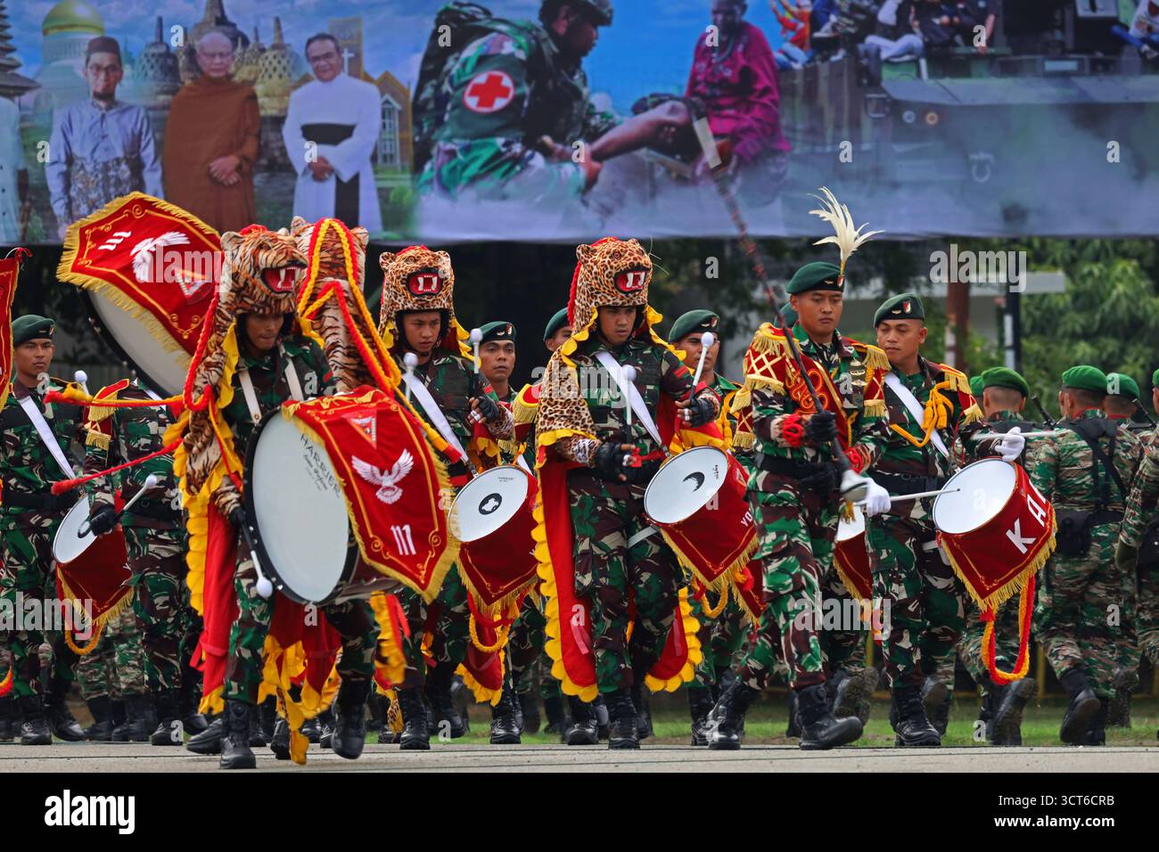 Banda Aceh, Aceh, Indonesia. 5 ottobre 2025. L'esercito nazionale indonesiano suona una drum band in commemorazione del 80° anniversario del TNI presso Blang Padang Field, banda Aceh City, provincia di Aceh, Indonesia, domenica 05 ottobre, 2025. questo 80° anniversario della TNI ha un grande tema ''TNI prima, TNI Rakyat, Indonesia Maju' (immagine di credito: © Khairu Syukrillah/ZUMA Press Wire) SOLO USO EDITORIALE! Non per USO commerciale! Crediti: ZUMA Press, Inc./Alamy Live News Foto Stock