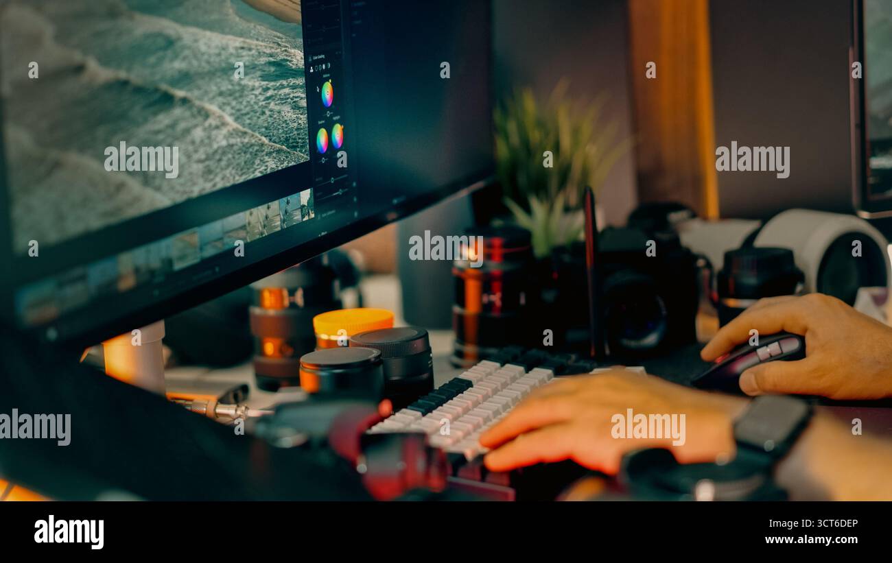 Area di lavoro monitor per l'editing di foto con gradazione a colori. Fotografo che regola i toni dell'immagine utilizzando un software professionale, visualizzazione visibile dell'oceano sullo schermo, cr Foto Stock