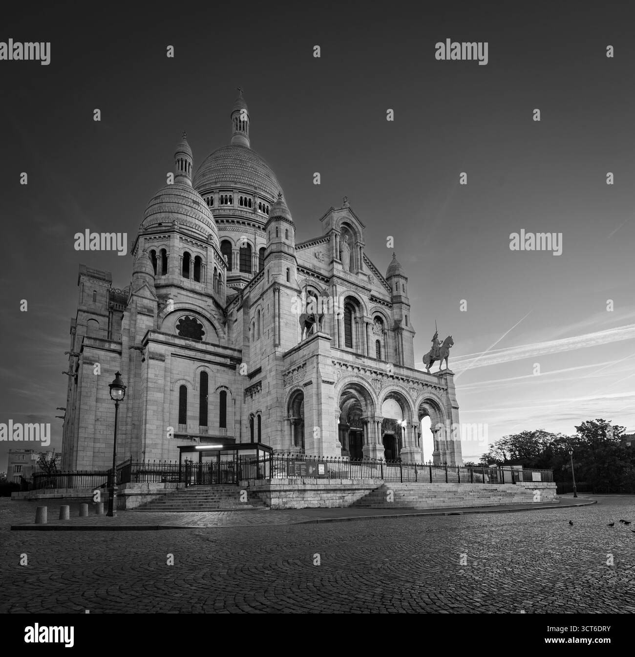 Vista del tramonto a Montmartre della Basilica del Sacro cuore di Parigi con cieli vibranti Foto Stock