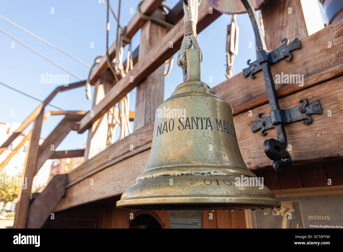 Santander, Spagna. La campana della nave recita "Nao Santa Maria - 2018" montata vicino alla cabina del capitano sulla replica della storica caravella ormeggiata al h Foto Stock