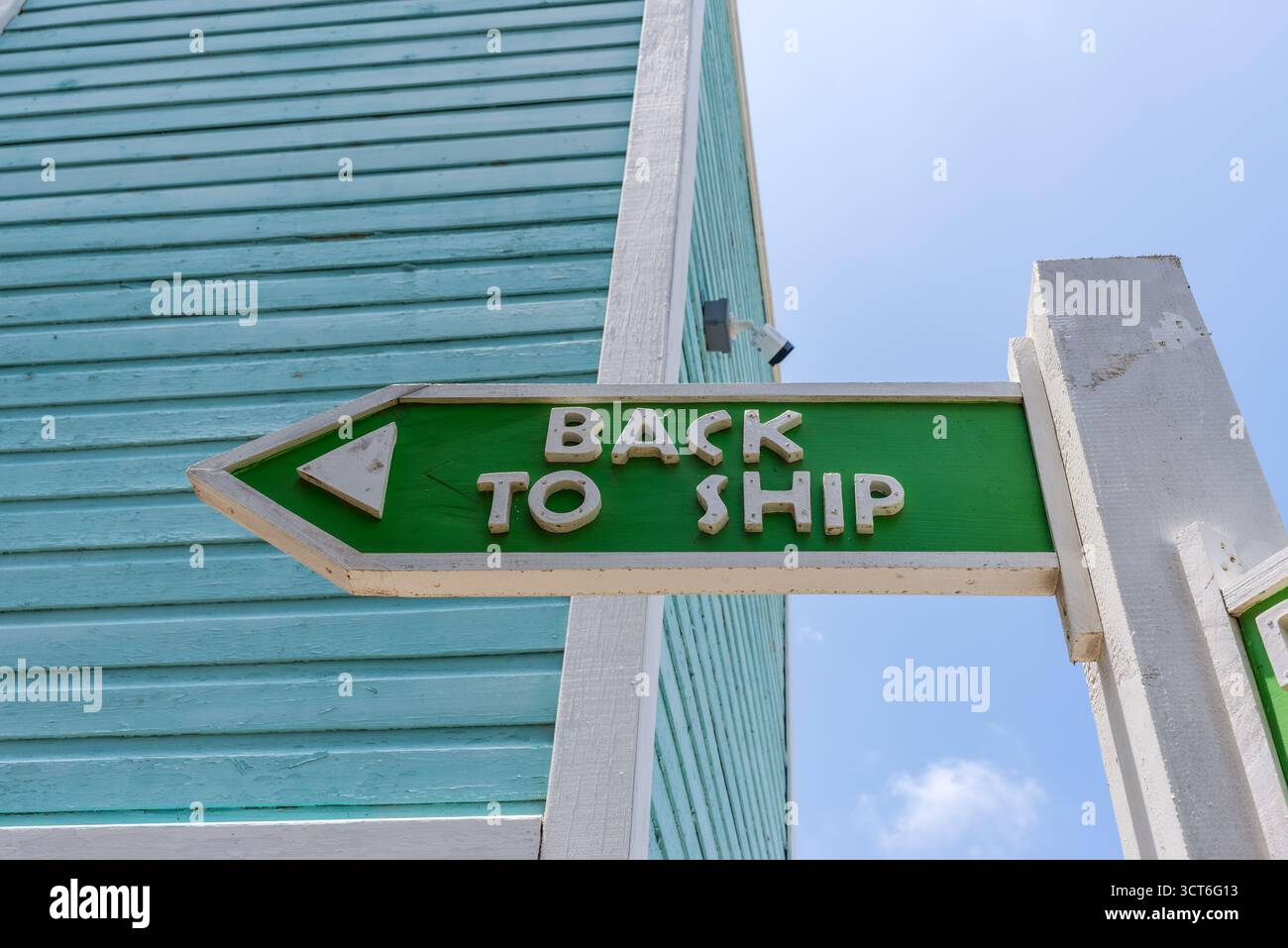 Isla de Roatan, Honduras - 16 aprile 2024: Una freccia che punta indietro per la nave al porto delle navi da crociera sull'isola di Roatan in Honduras. Foto Stock