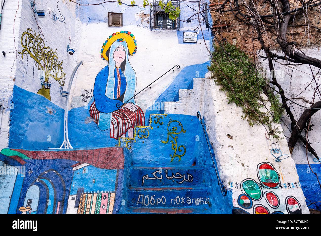 Chefchaouen, Marocco - 26 marzo 2024: Disegni sulle pareti blu di Chefchaouen in Marocco durante una giornata nuvolosa Foto Stock