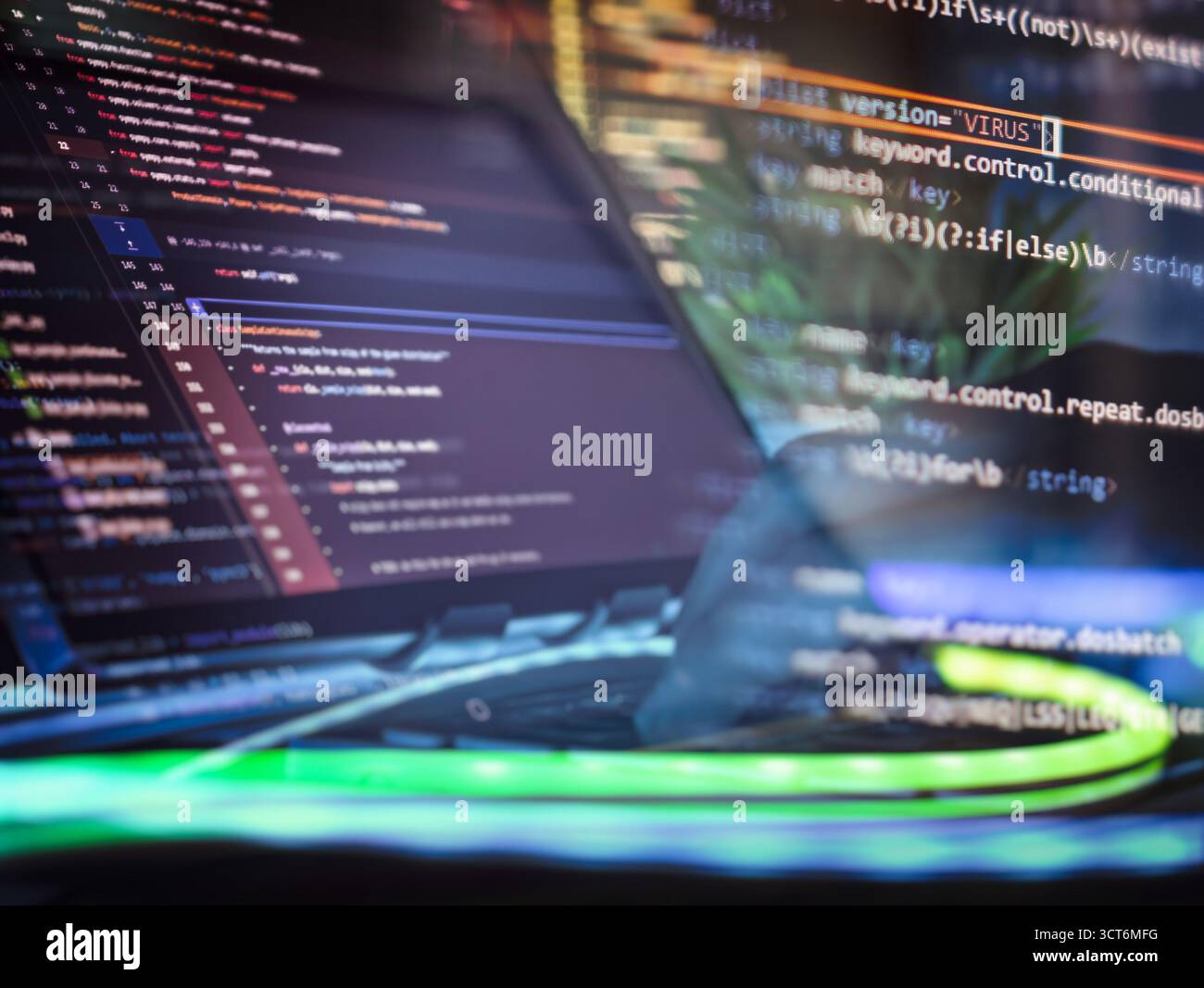 Codice evidenziato che mostra parole chiave virus sovrapposte su una schermata dello sviluppatore, simboleggiando i rischi di malware, hacking e vulnerabilità alla cybersicurezza. Foto Stock