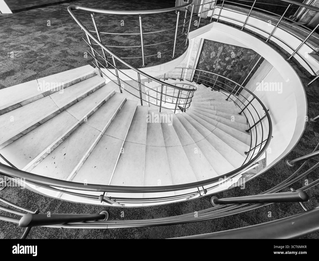 Curve di salita - eleganza delle scale a spirale. Tonalità monocromatiche. Foto Stock