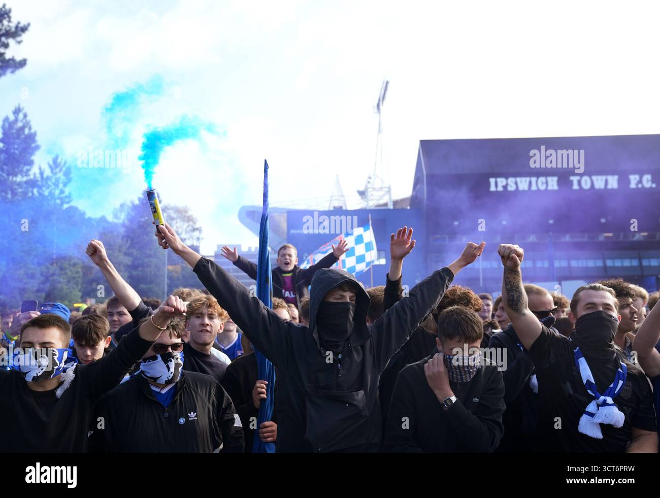Tifosi dell'Ipswich Town fuori terra prima del match per il titolo Sky Bet a Portman Road, Ipswich. Data foto: Domenica 5 ottobre 2025. Foto Stock