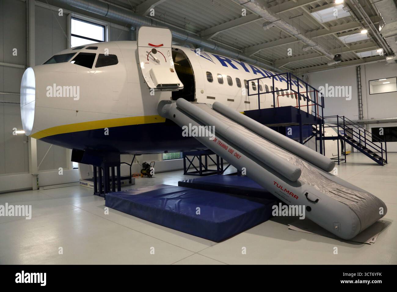 Cracovia. Cracovia. Polonia. Fusoliera dell'aeromobile con parte della cabina passeggeri con porta di emergenza aperta e scivolo di evacuazione pronto all'addestramento Ryanair Foto Stock