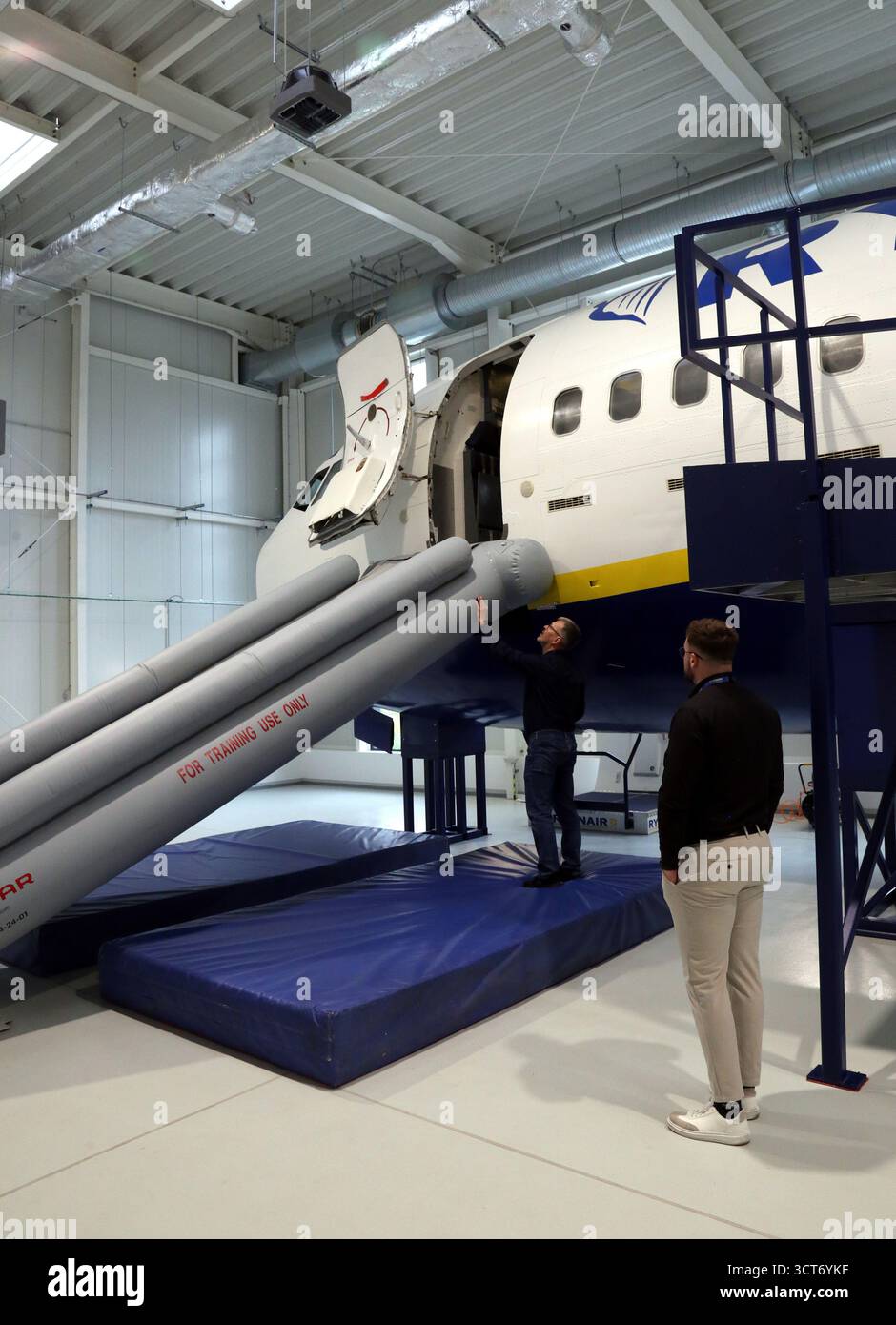 Cracovia. Cracovia. Polonia. Fusoliera dell'aeromobile con parte della cabina passeggeri con porta di emergenza aperta e scivolo di evacuazione pronto all'addestramento Ryanair Foto Stock