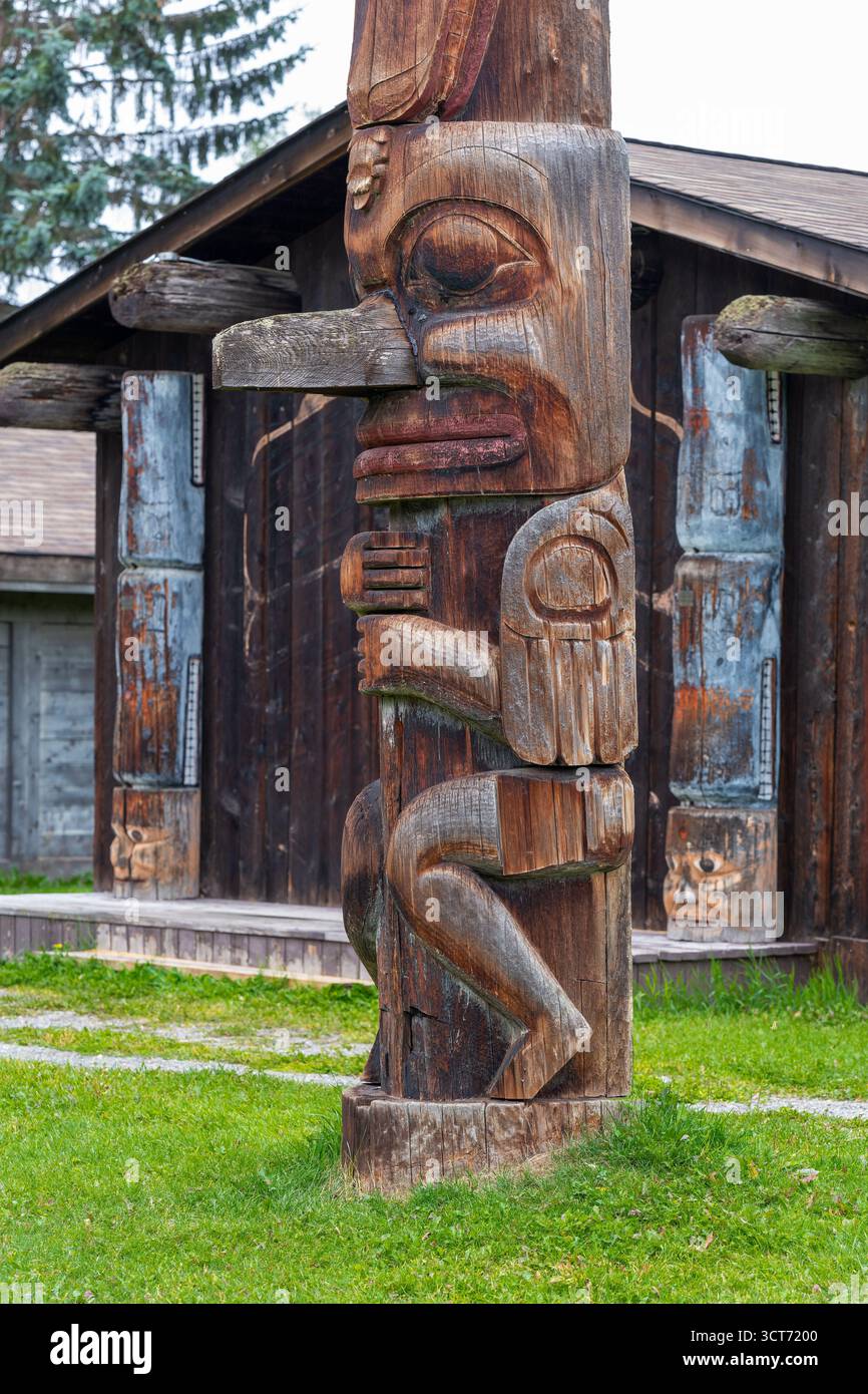 Tradizionale Long House e totem pole delle prime Nazioni Gitxsan, villaggio storico di Ksan, Old Hazelton, British Columbia, Canada. Foto Stock