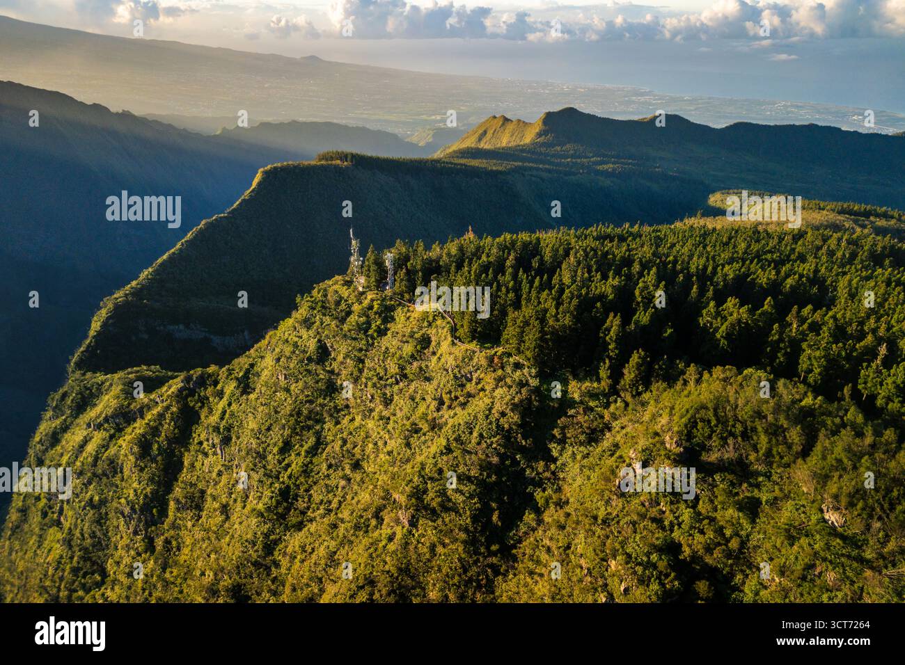Les è un punto panoramico all'alba sull'isola di Reunion durante una giornata di sole Foto Stock