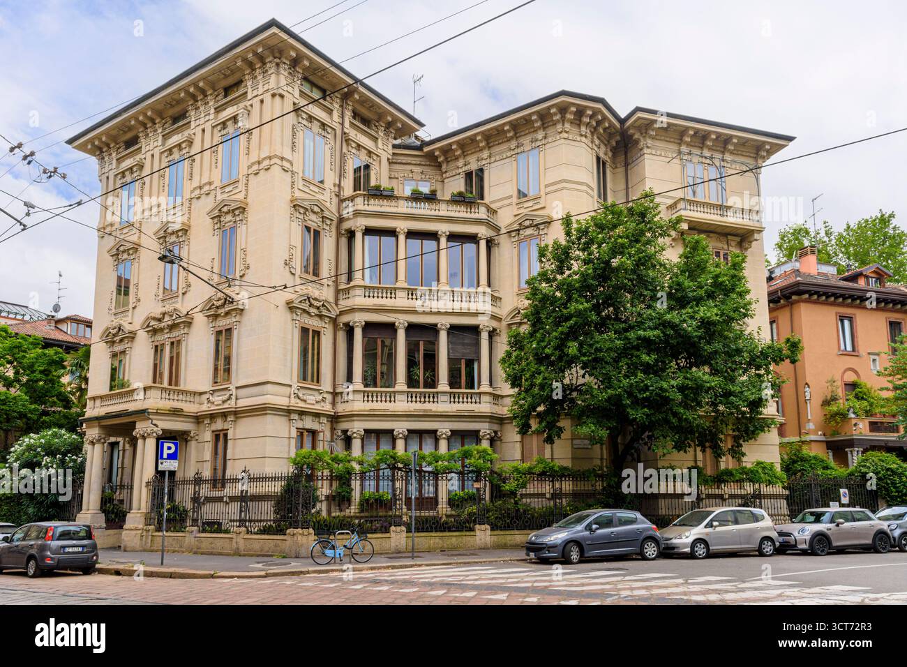 Edificio in stile Art Nouveau italiano all'angolo tra via Ludovico Ariosto e via Bernardino Telesio, Milano, Italia Foto Stock